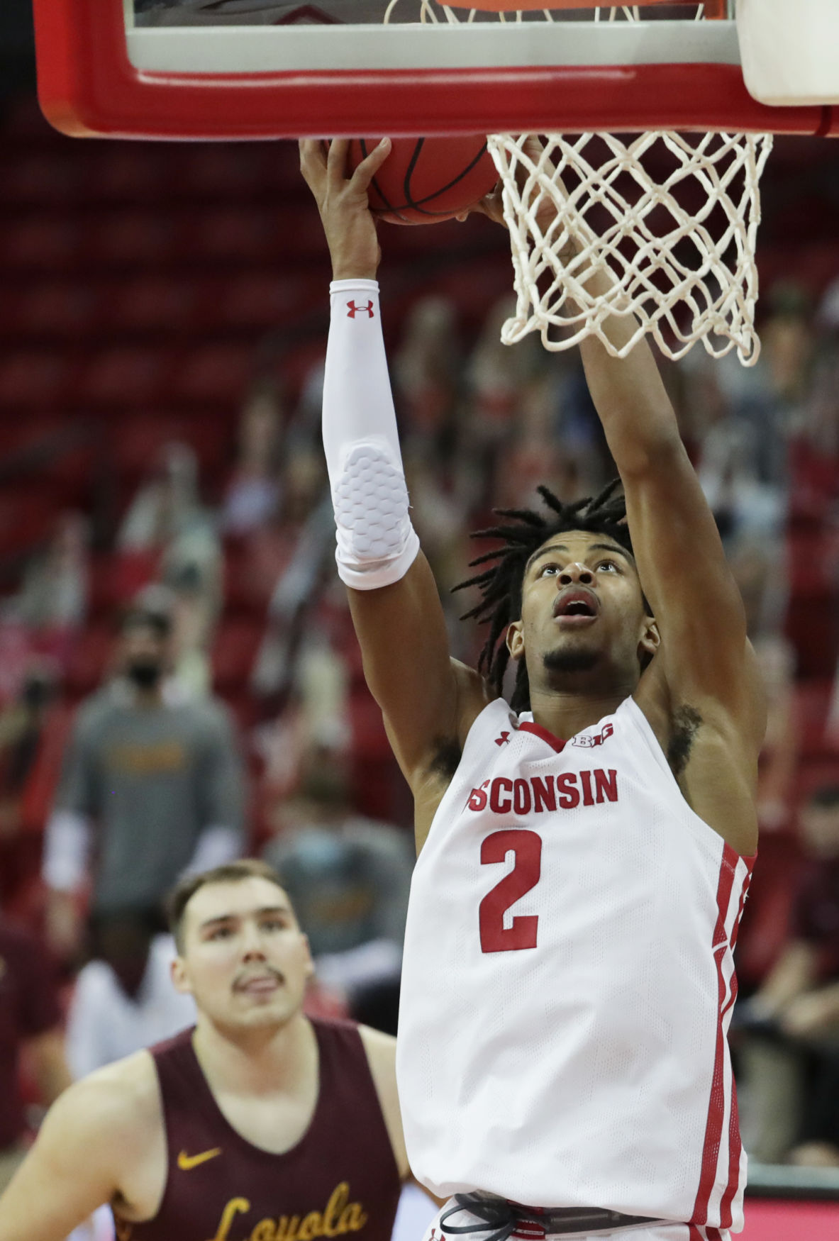 UW 77, Loyola Chicago 63